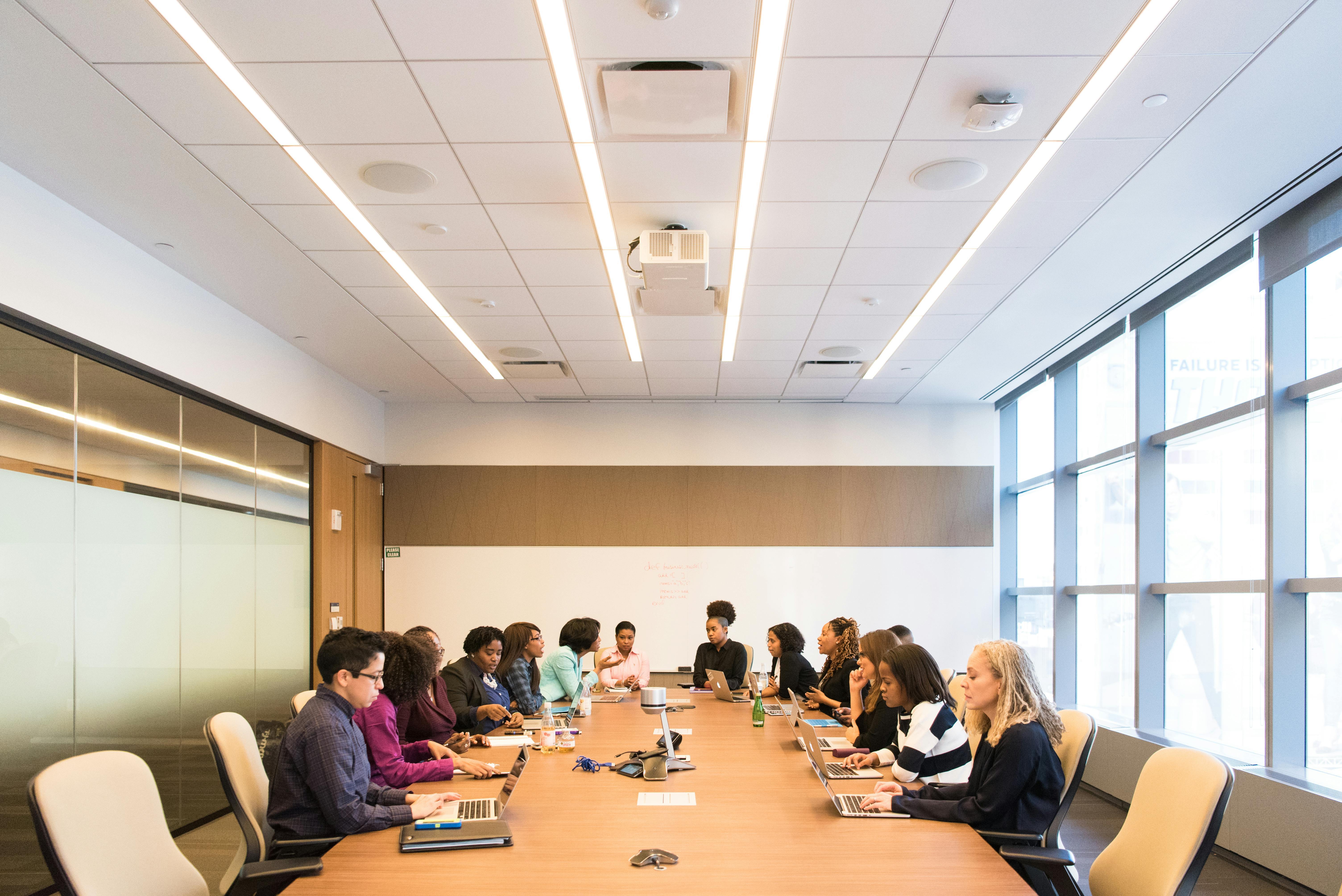 Salle de réunion professionnelle symbolisant l'engagement et l'expertise