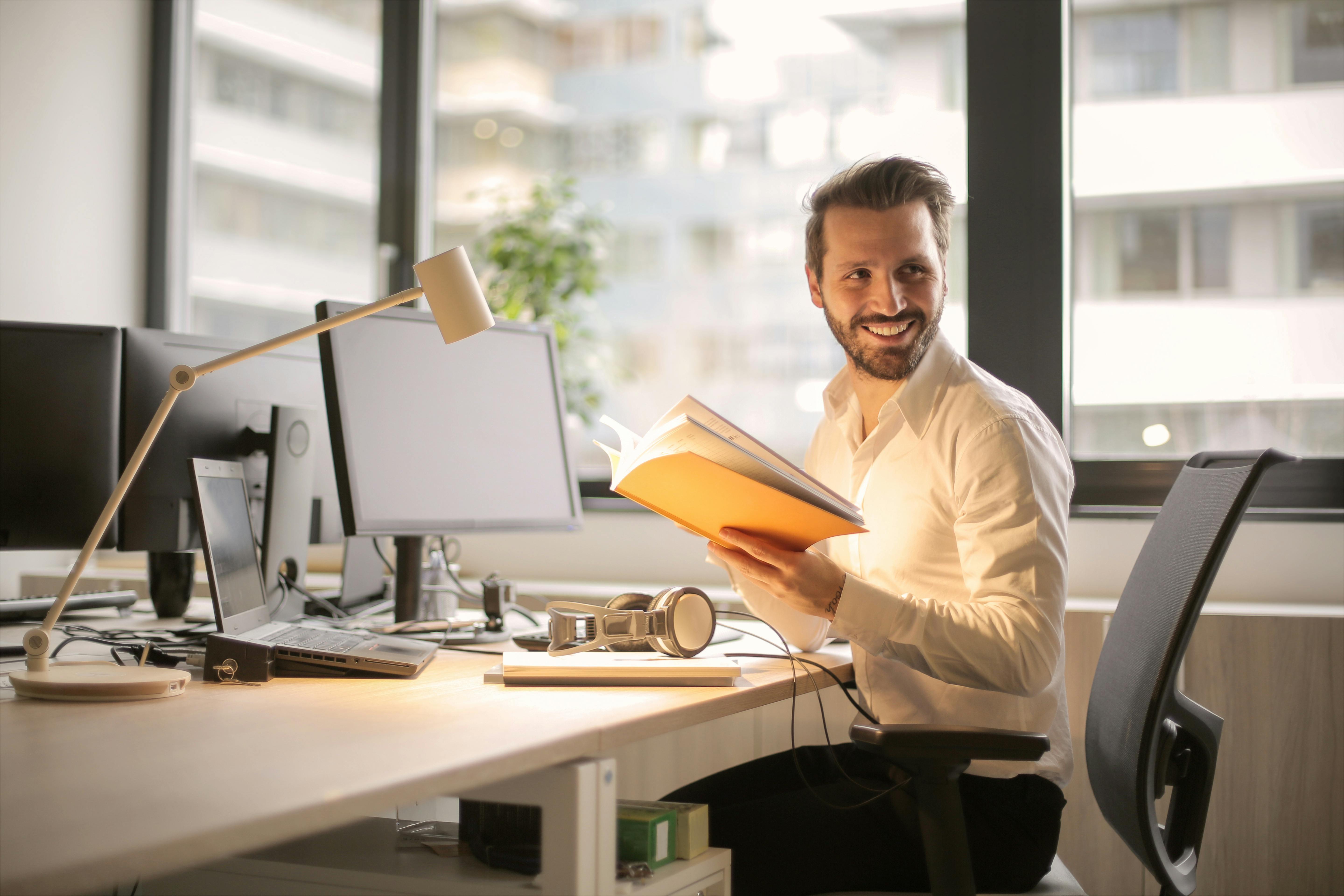 Professionnel travaillant dans un bureau moderne